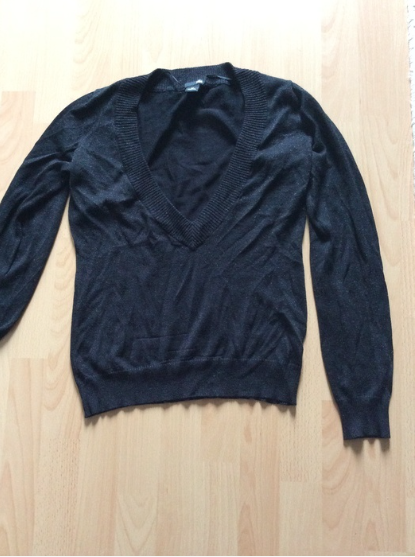 Schwarzer Pullover mit tiefem Ausschnitt