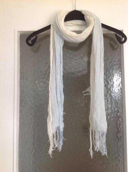 Tuch in Weiß und hellblau