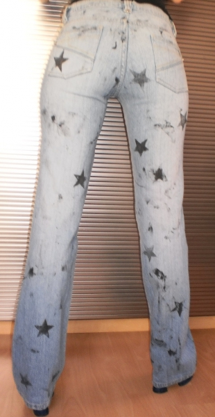 Custom-Jeans im Sternenmuster: Weltweites Designunikat in XS!