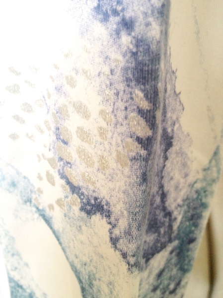 Weißer Kaputzenpulli mit Reißverschluss