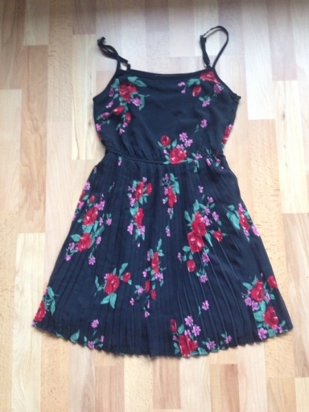 Kleid mit Blumen Rosen Blumenmuster Plissee Chiffon schwarz 36 S