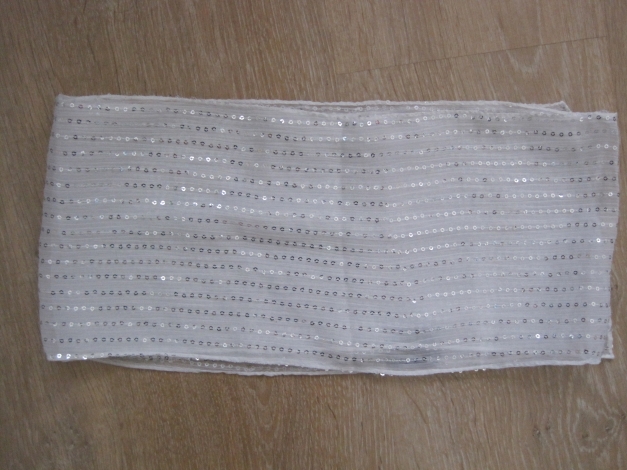  Schal mit Pailletten in weiß