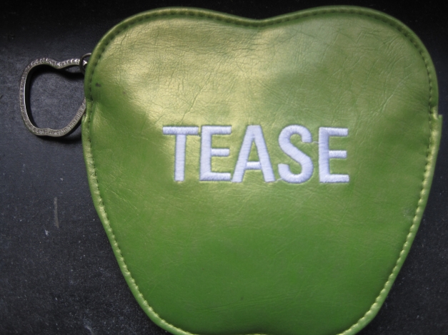 Schminktasche von DKNY in Apfelform