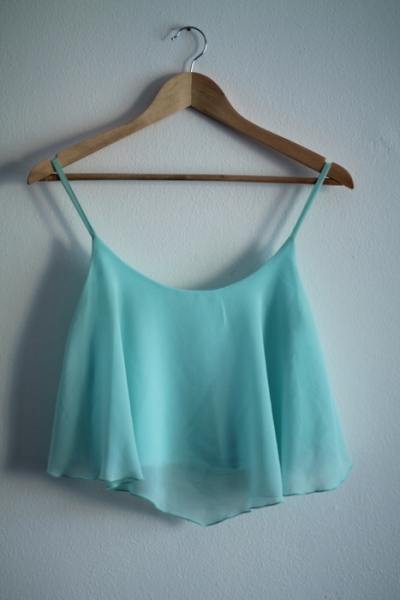 Türkises Crop Top mit Volant