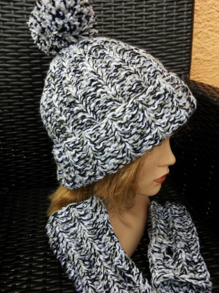 Wollmütze mit Bommel und Armstulpen