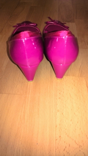 Lack Pumps mit Keilabsatz