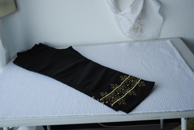 Hose schwarz Satin 34 36 mit  Stickerei in gold