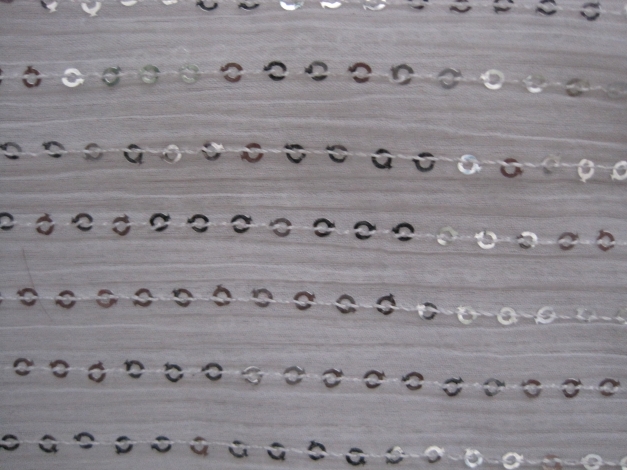  Schal mit Pailletten in weiß