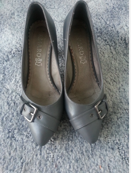 Graue Pumps mit Schnalle