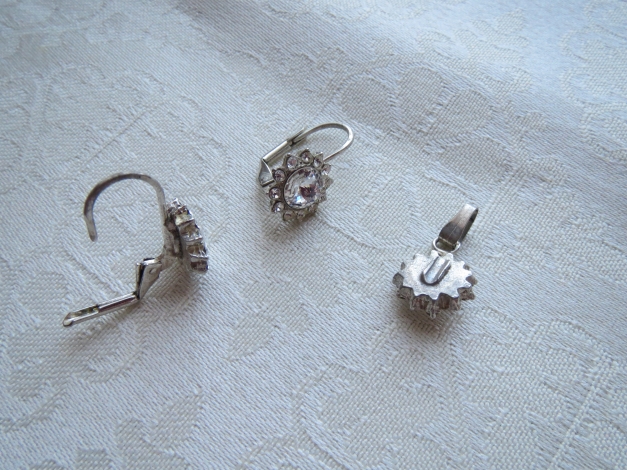 Ohrringe und Anhänger,  Modeschmuck