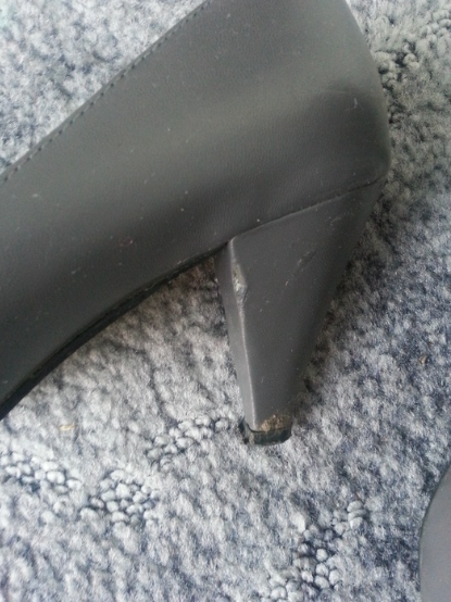 Graue Pumps mit Schnalle