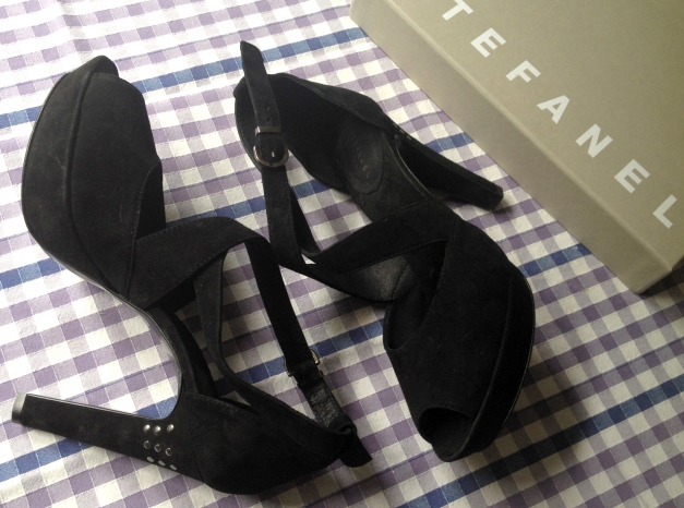 High Heal mit schwarzen Nieten NEU