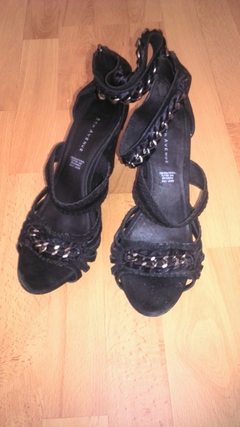 Riemchensandalen mit Keilabsatz 