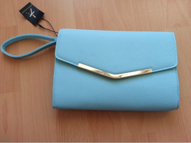 blaue Clutch mit goldenem Detail