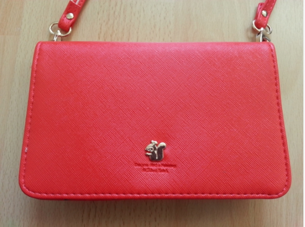 rote Handtasche / rotes Portmonee