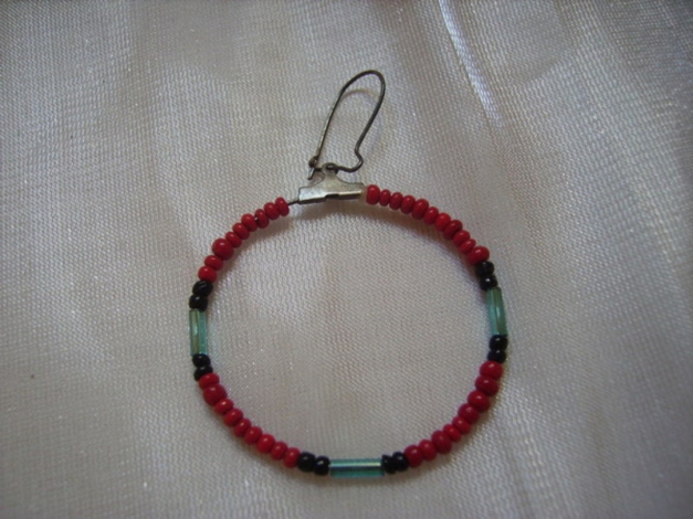 Indianer-Unikats-Ohrring im Solodesign mit filigranen Perlenelementen. Blogger-Style!