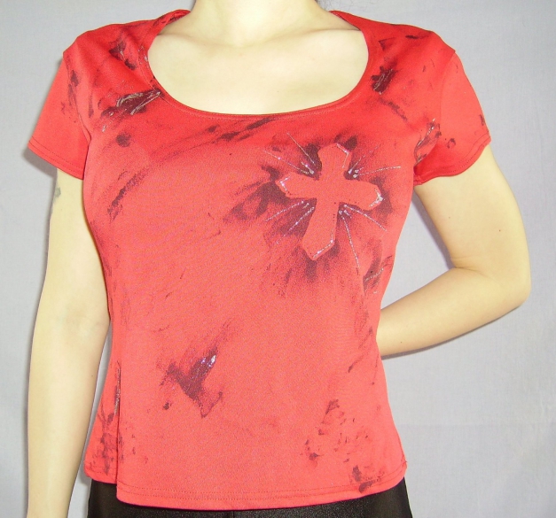Rotes Designer-T-Shirt im Kreumotiv & Glittereffekt!
