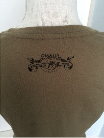 grünes Shirt mit Strasssteinen