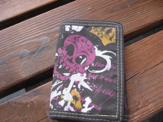 °°° Kleine Geldbörse mit Totenkopfmotiv °°°