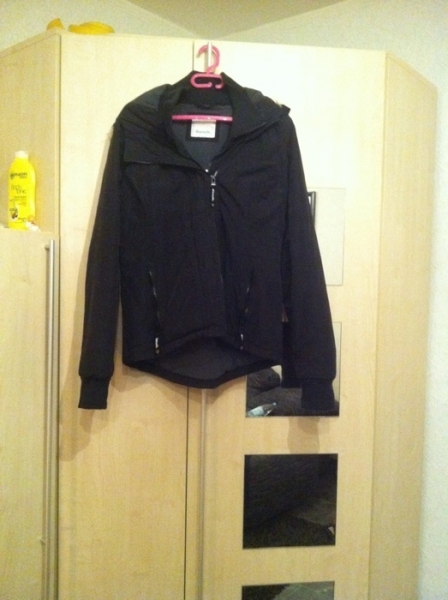 Schwarze Bench. Übergangsjacke