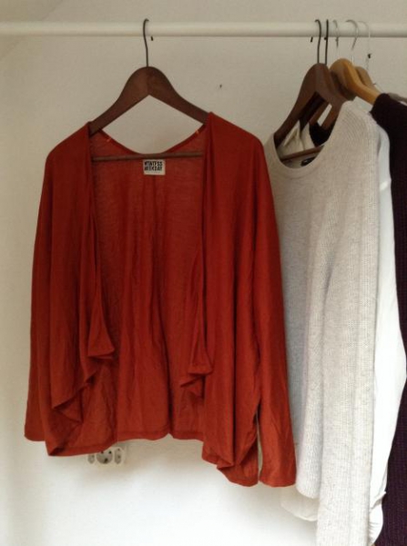 Locker leichter Cardigan von Weekday. Rost Rot.