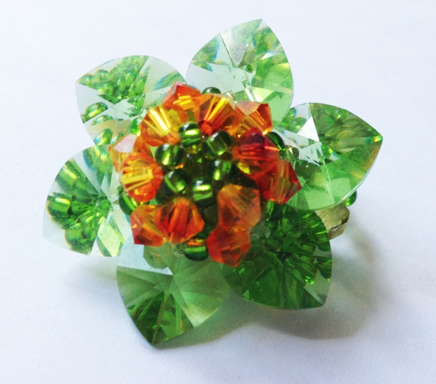 Wunderschöner Ring mit strahlender Kristallblüte NEU