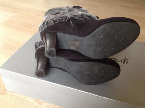 Schwarze Stiefel mit Kunstfell und Bommeln