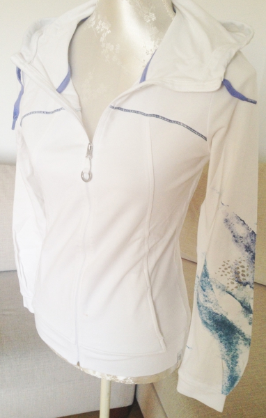 Weißer Kaputzenpulli mit Reißverschluss