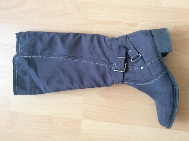 Schöne graue Stiefel + Kassenzettel