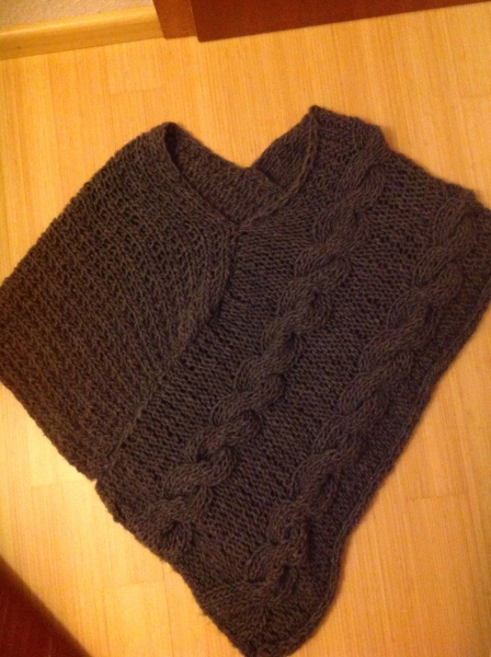 Grauer Poncho mit Zopfmuster