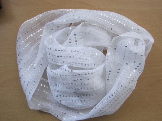  Schal mit Pailletten in weiß