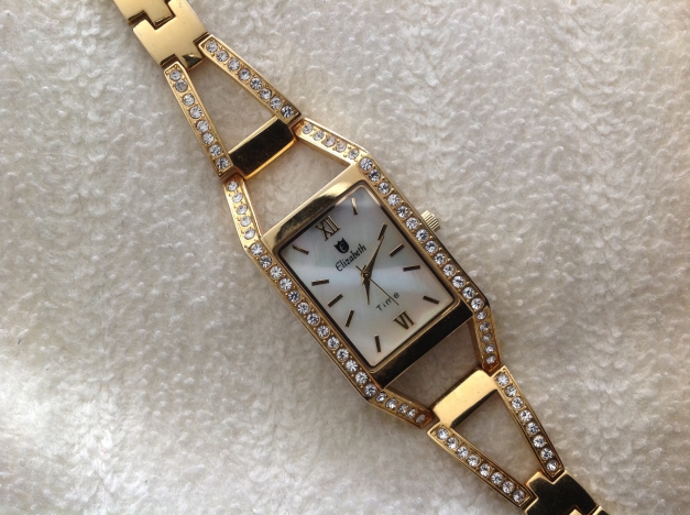 Goldene Uhr mit Glitzersteinchen