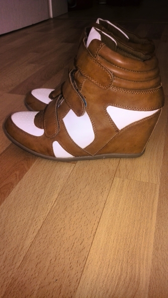 Turnschuhe mit Keilabsätzen