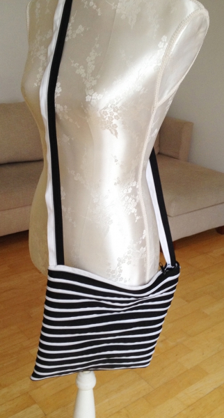 Süße schwarz-weiße Tasche aus Reissverschlüssen NEU