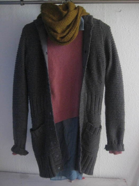 Graue dicke Strickjacke mit Taschen und Kapuze 34