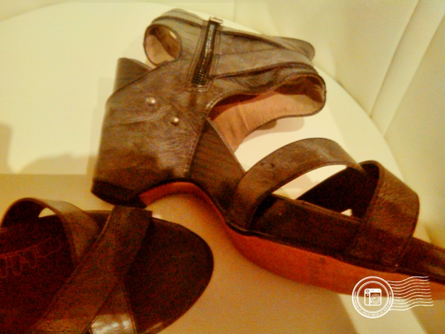 NEU Tamaris Sandalen Schuhe Gr. 41 Grau Antikoptik mit Nieten