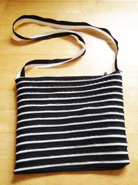 Süße schwarz-weiße Tasche aus Reissverschlüssen NEU