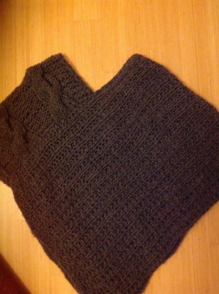 Grauer Poncho mit Zopfmuster