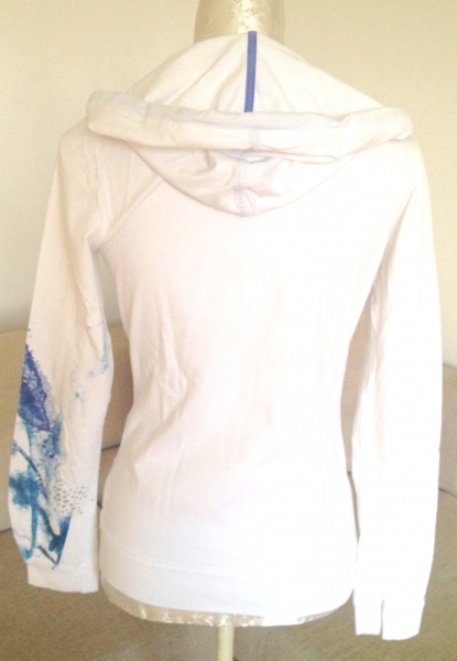 Weißer Kaputzenpulli mit Reißverschluss