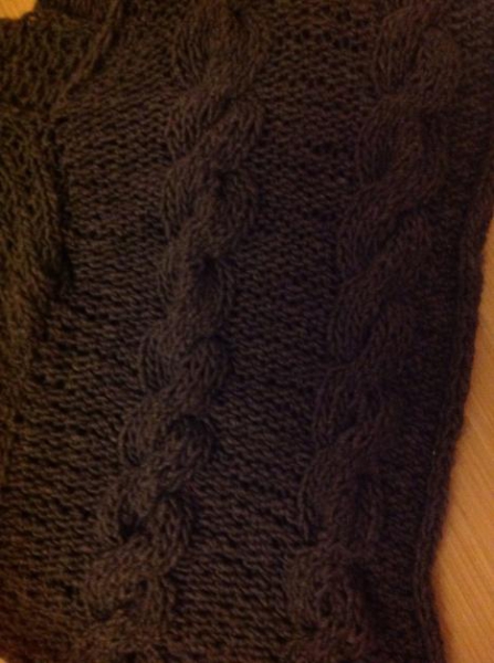 Grauer Poncho mit Zopfmuster