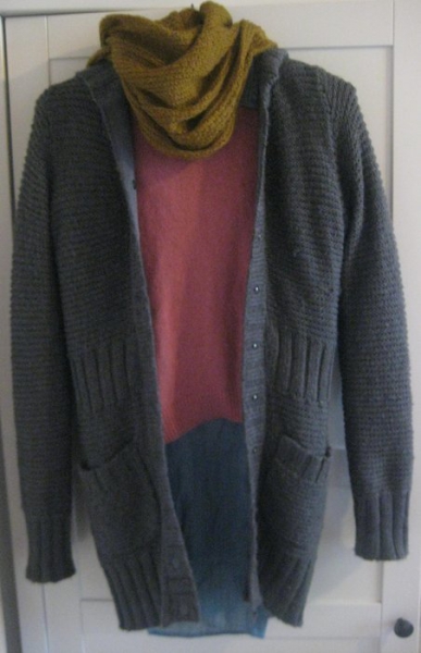 Graue dicke Strickjacke mit Taschen und Kapuze 34