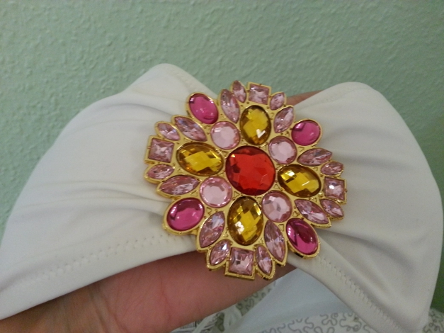 Bikini Oberteil mit Brosche