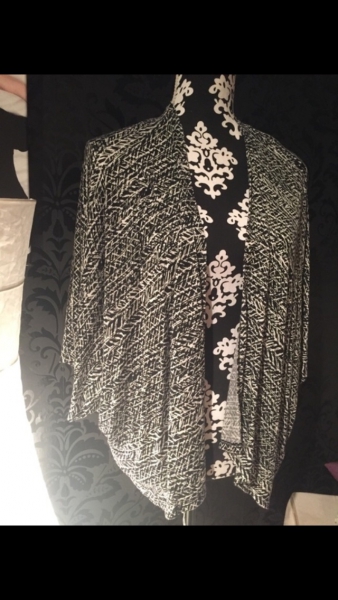 Schwarz-Weiß gemusterter Kimono