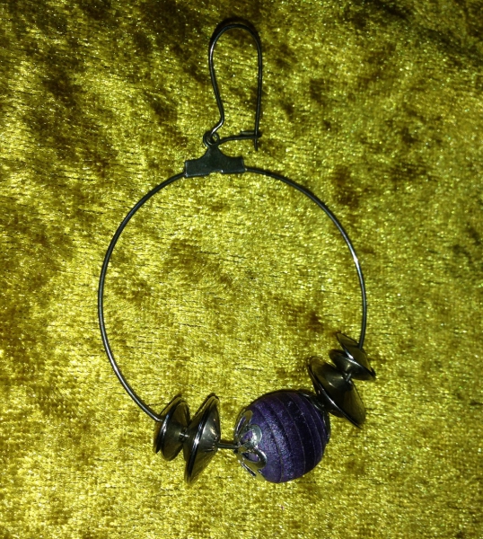 Kreolen Ohrring: Hippie Ethno Unikat in lila Romantiklook! Solo!