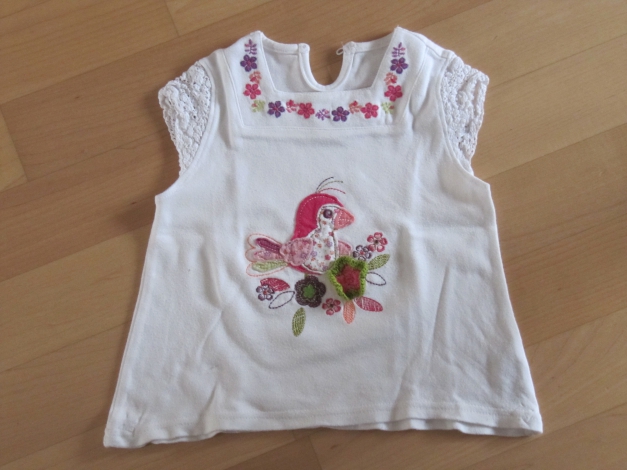 Süßes T-Shirt mit Stickerei 