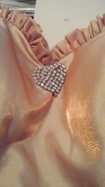 Traumkleid in rosé-gold mit Schleppe, Strass und Schultercape