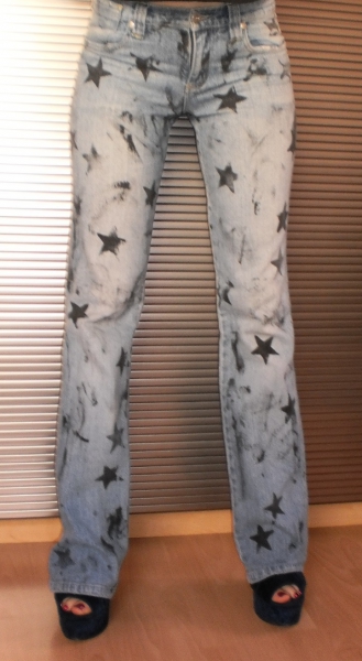 Custom-Jeans im Sternenmuster: Weltweites Designunikat in XS!