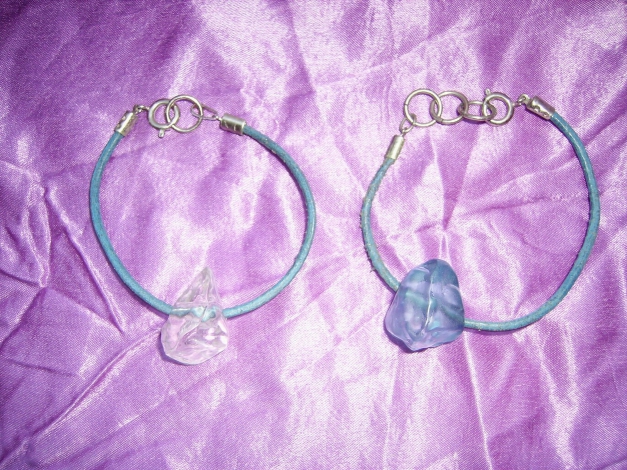 Custom-Armbänder mit Glasstein-Detailing - größenverstallbare weltweite Unikate!