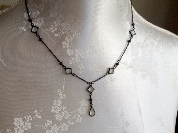 Schwarze Kette mit durchsichtigen Steinen