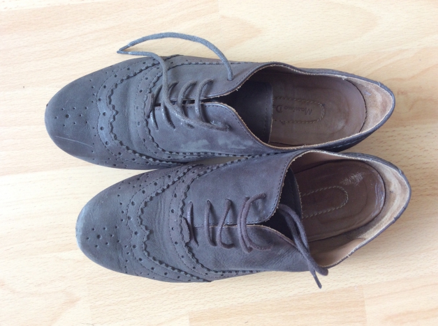 Schuh komplett aus Leder